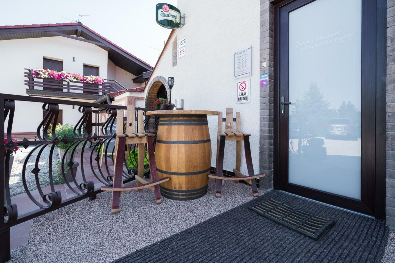 Restaurace A Penzion U Doubku Břeclav Exterior foto